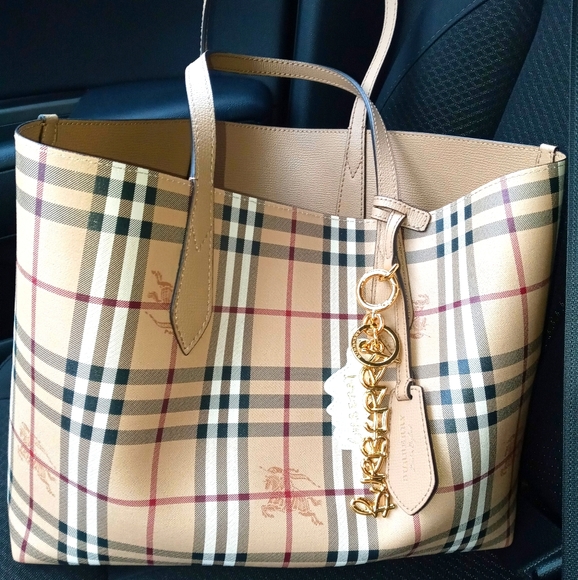 Burberry Handbags - 💯Burberry Reversible Medium Camel Tote Bag
